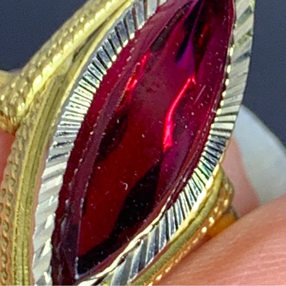Beautiful Midcentury 18K Gold Ring with Ruby Colored Gemstone - Picture 10 of 17